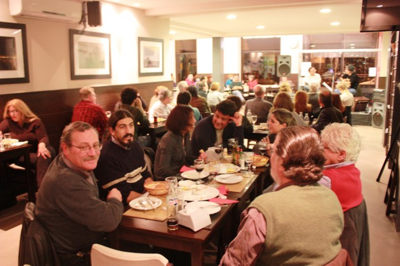 Ehrlich en mesa de Café Tribunales