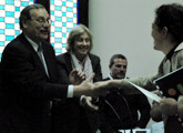 Ehrlich saludando a uno de los premiados