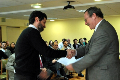 Ehrlich entregando premios