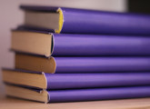 Pila de libros lila
