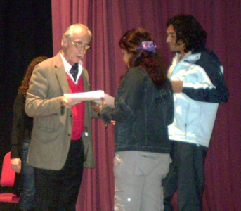 Achugar entregando premio