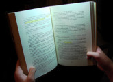 Manos con libro