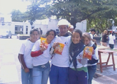 muchachos abrazados