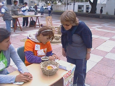 mesa con público