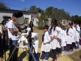 Niños observando con el nuevo telescopio