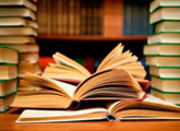 Libros sobre  una mesa