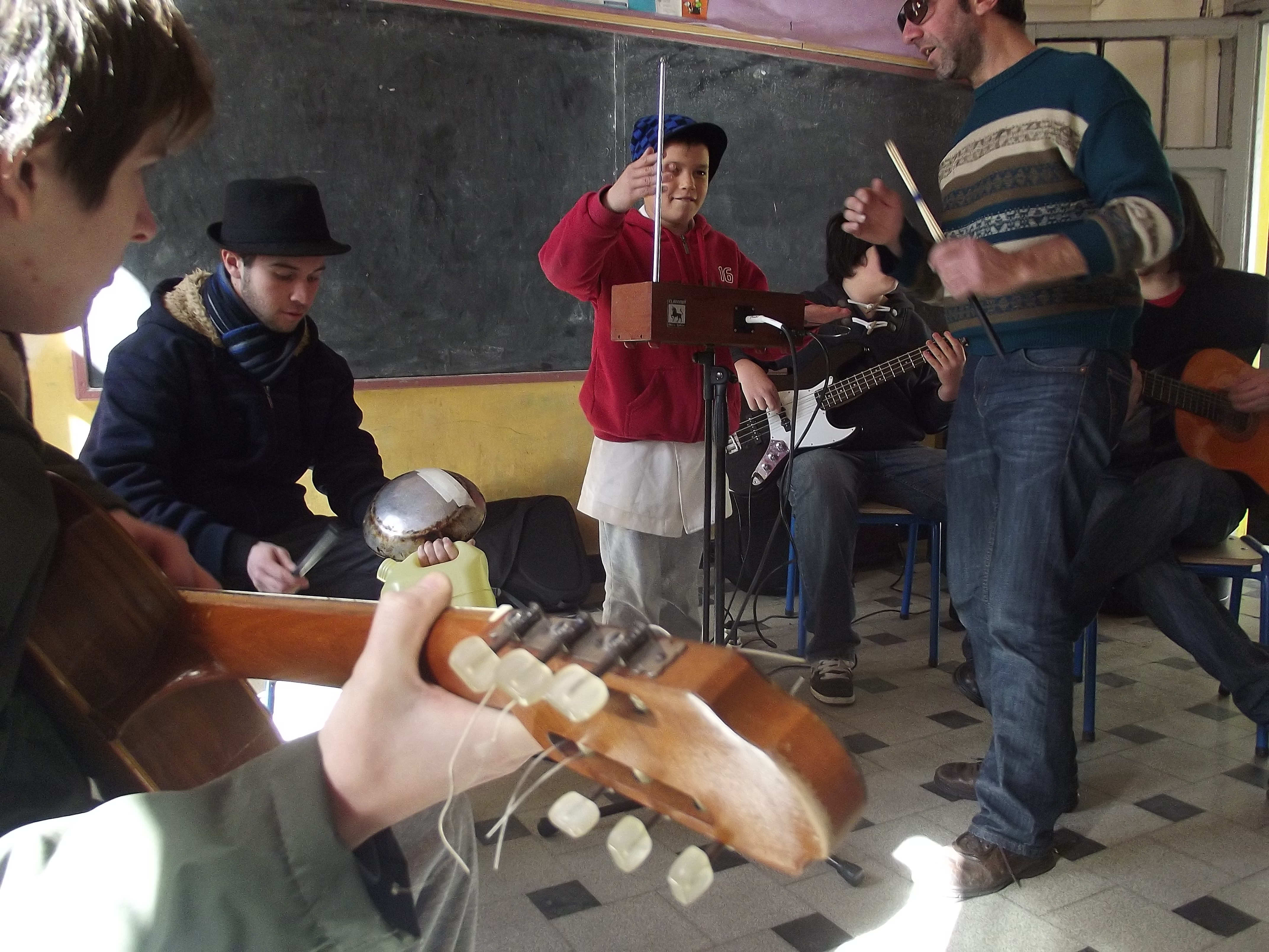 Niños participando de taller de música