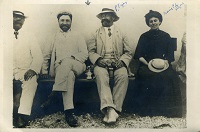 Pedro Figari, María de Castro junto a dos personas sin identificar en el hipódromo de   Maroñas