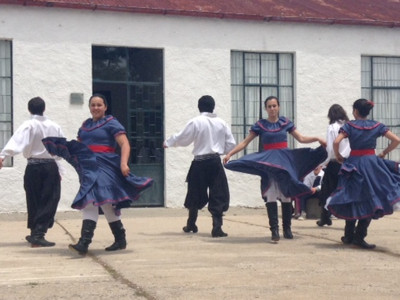Jóvenes bailando una danza tradicional