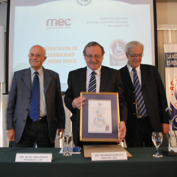 Ministro Ehrlich recibe certificado