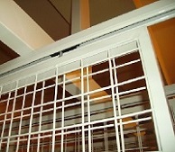Detalle de la parte superior de los peines en el depósito del Museo Figari