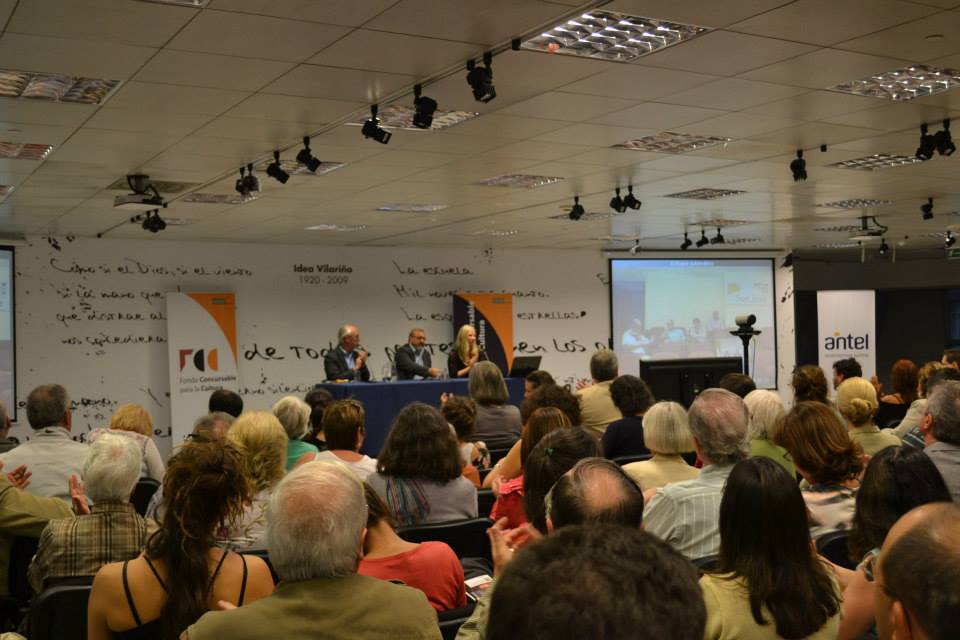 Público y mesa de oradores