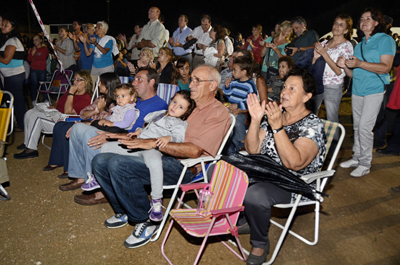 Los vecinos Disfrutan del show en Aznárez