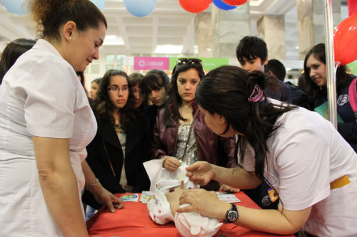 Jóvenes en la feria de expoeduca