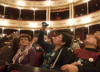 Personas sacando fotos en el Teatro Solís