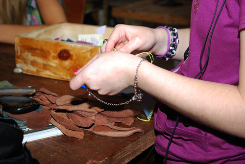 Jovenes trabajando en taller