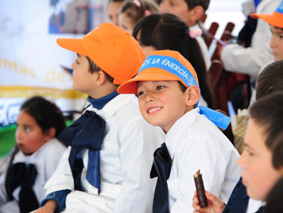 Niños en inauguración de Luces para aprender