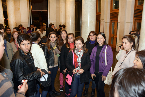 Ciudadanos en entrada del Teatro Solís