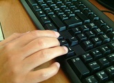 Mano en teclado