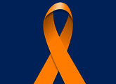 cinta naranja sobre fondo azul oscuro