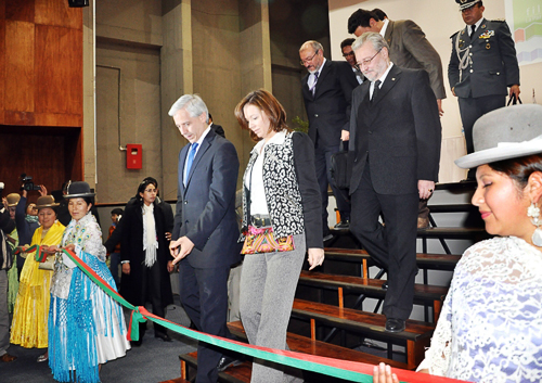 ministro y autoridades en la inauguración feria del libro