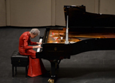 Nybia Mariño tocando el piano