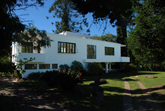 Vista frontal de chalet