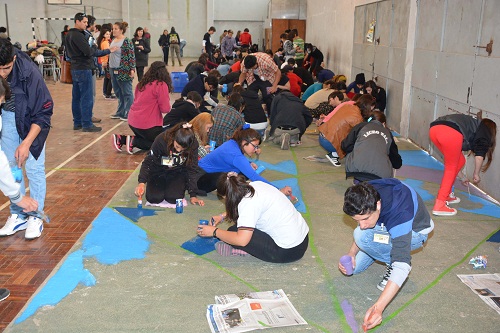 Jóvenes pintando en gimnasio