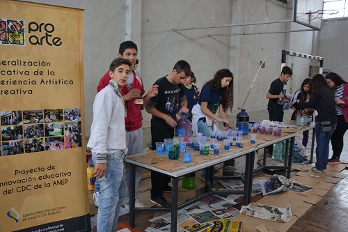 Jóvenes preparando material