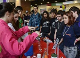 Jóvenes recorriendo stands