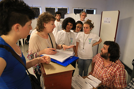 jóvenes y delegados de mesa