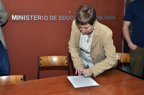 Firma de acta por Virginia Martínez