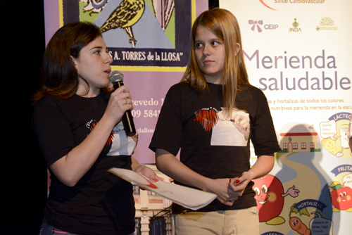 Jóvenes presentando proyecto