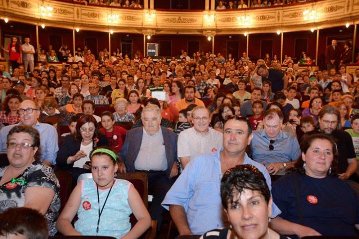 Dentro del teatro autoridades dentro del público