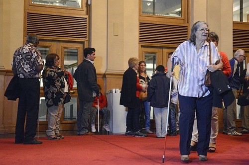 Personas ciegas en el hall del Solís