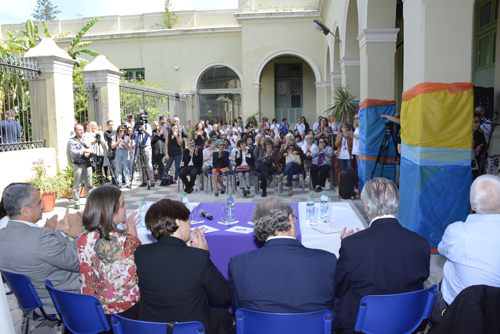 Publico y autoridades en patio hospital