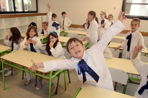 Niños en nuevo salón de clase