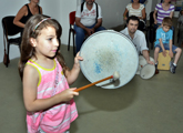 Niña tocando tambor