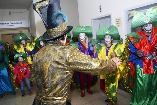 Integrantes de murga cantando