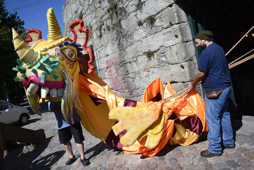 Cabeza de títere gigante junto a integrante Usina