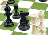 Piezas blancas y negras de ajedrez