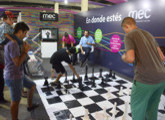 Tablero gigante en stand del MEC