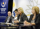 Autoridades en mesa de presentación