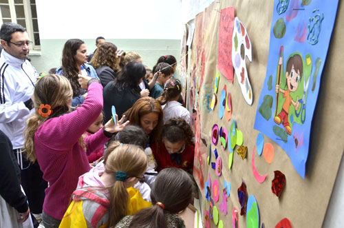 Niños realizando intervención en pared de la Escuela
