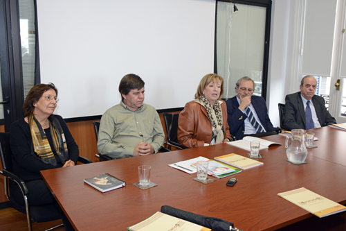 Mesa de autoridades durante presentación revista