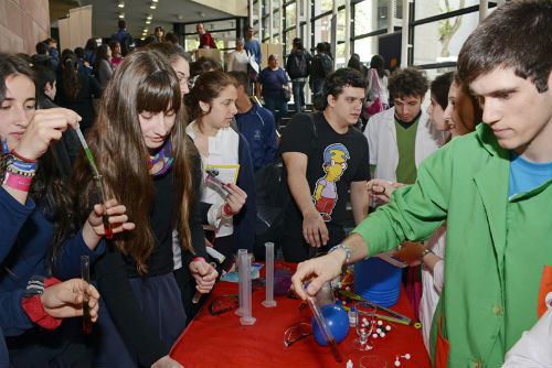 Estudiantes en la Expo Educa