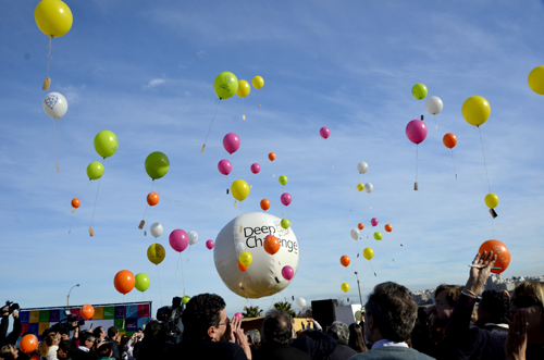 Globos en el cielo durante lanzamiento de Desafíos Profundos