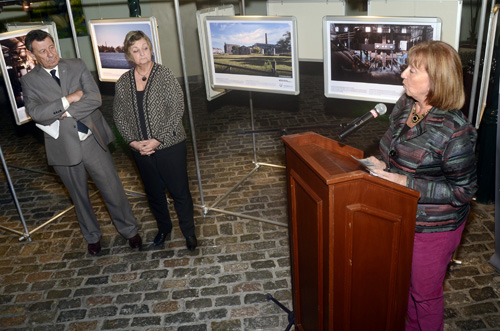 Ministra Muñoz hablando en inauguración de muestra