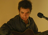 Cabrera tocando en el museo Figari