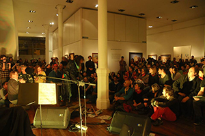 vista de la sala durante el concierto de Urbano en los Museos
